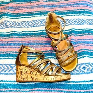 *Sold on Merc* “SO” big girls sz 1 wedge💛
